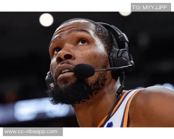 杜兰特幽默回应打球与刷推特的时间安排只需几秒钟轻松搞定