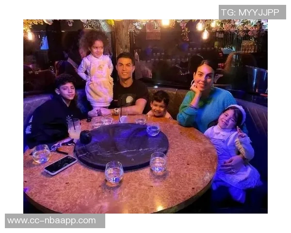 乔治娜分享迷你罗家族正装照颁奖礼上全家齐聚显温馨气氛