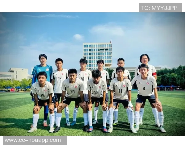 恭贺彭啸荣获中乙年度最佳青年球员愿他在足球之路上不断进步与成长 恭贺彭啸荣获中乙年度最佳青年球员愿他在足球之路上不断进步与成长