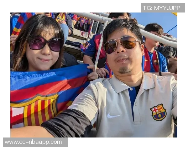 弗里克手握加维球衣与西超杯奖杯合影球员现场观战决赛引关注