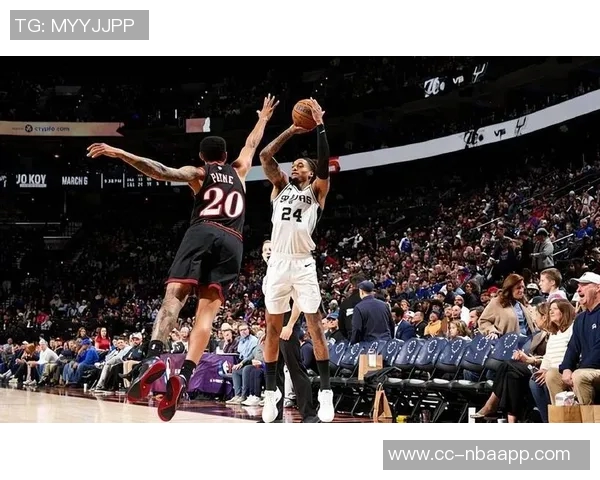 梅里尔半场表现出色三分球命中率高达60贡献10分2篮板1助攻 梅里尔半场表现出色三分球命中率高达60贡献10分2篮板1助攻